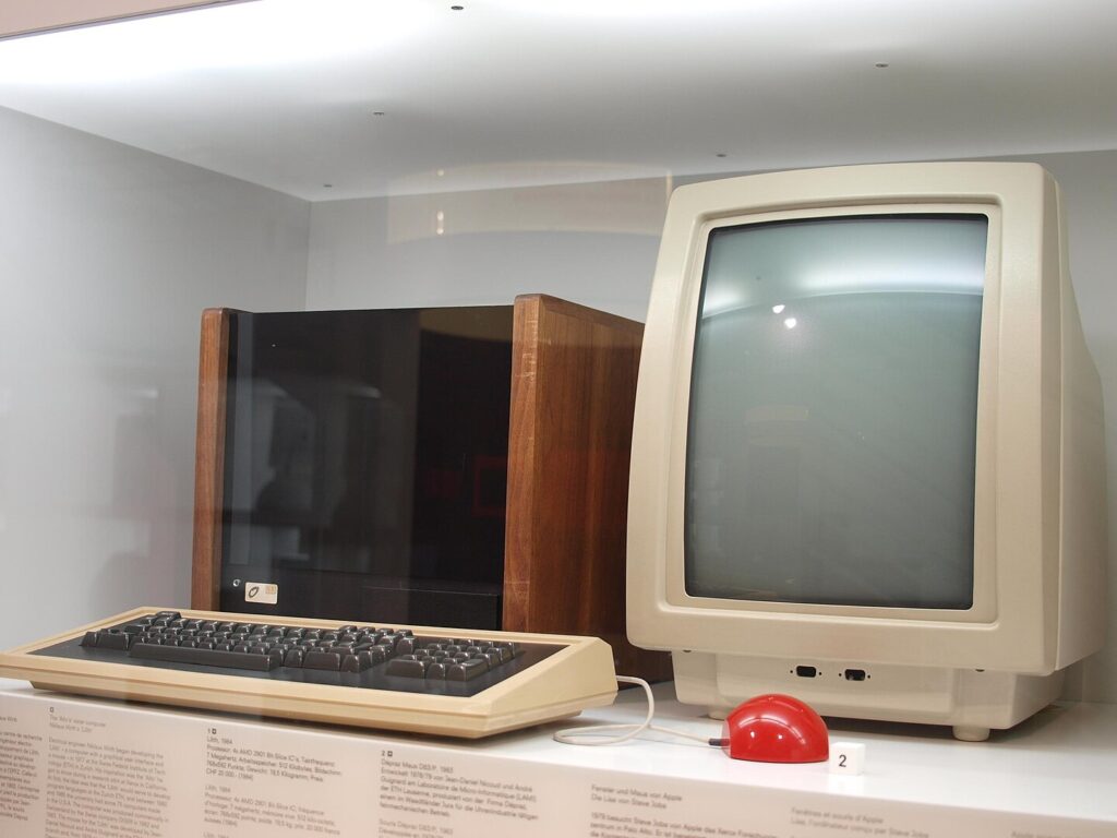 Foto einer Lilith Workstation. Zu sehen ist ein Bildschirm, eine Tastatur, eine Maus.