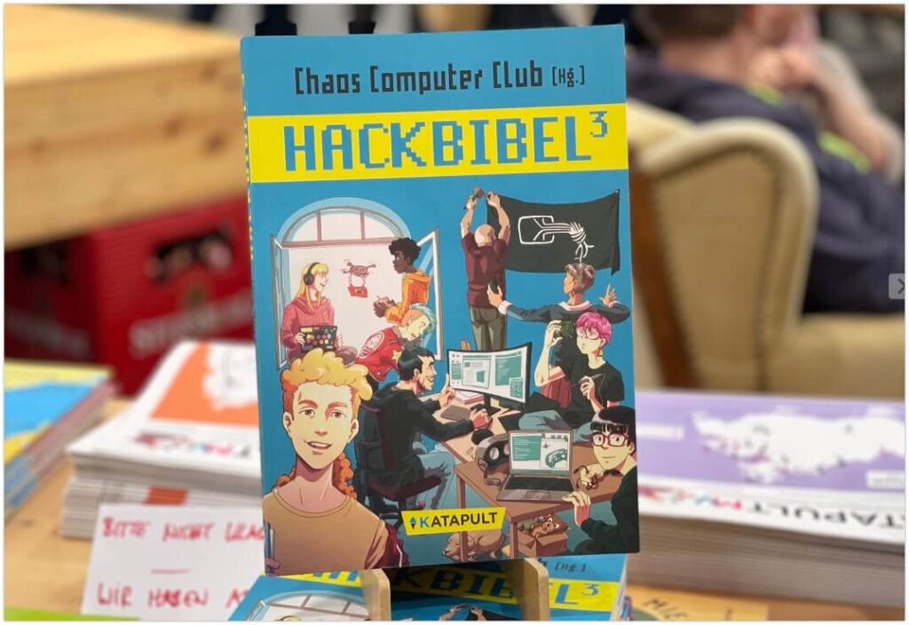 Cover der Hackbibel 3, Foto vom Verlagsstand des KATAPULT-Verlags